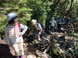 “登山の様子”/