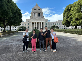 国会議事堂をバックに何十年かぶりの写真撮影